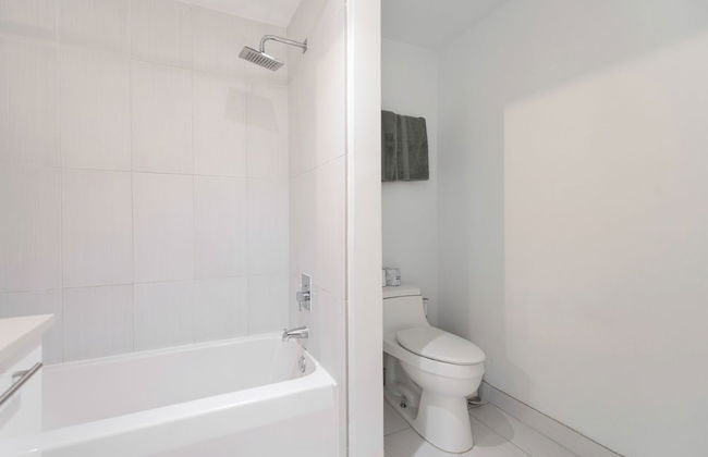 Lovely Condo|Pool & Parking at Midblock - Foto 21