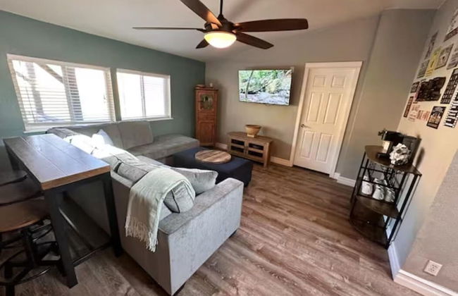 Enchanting Getaway: Farmhouse and Tiny House Duo - Foto 6