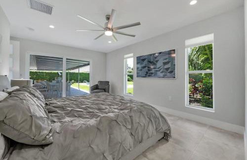 Intercostal Front Singer Island Pool Home - Photo 8