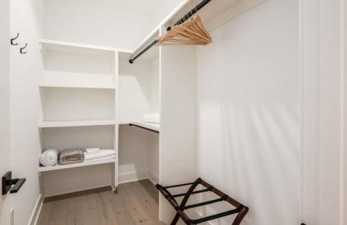 Chateau in the Village - Brand New 3BD 5BA - Foto 35