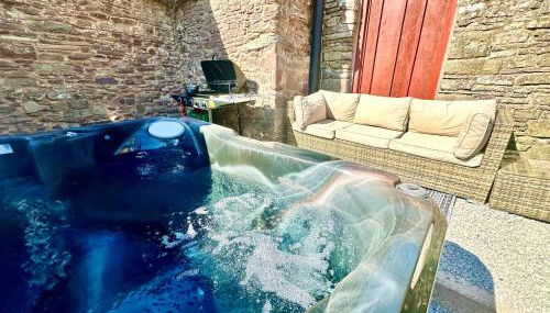 16th Century Farm House,6 Beds,5 BATHROOMS,SLEEPS 15,BBQ,HOT TUB,CINEMA ROOM WITH SURROUND SOUND,With Cymru Holidays - Foto 5