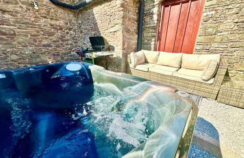 16th Century Farm House,6 Beds,5 BATHROOMS,SLEEPS 15,BBQ,HOT TUB,CINEMA ROOM WITH SURROUND SOUND,With Cymru Holidays - Foto 5