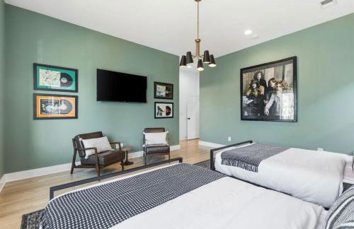 Modern House by Downtown with Garage and Fenced-in Yard - Foto 30