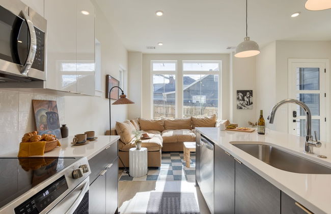 The Stage by Avantstay Chic 4bdr w Covered Balcony Modern Newly Built - Photo 13