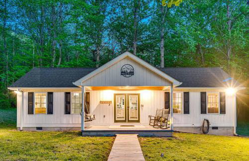 NEW! Shenandoah family & dog friendly cabin - 5 min walk river with private river access, BBQ, playground, fire pit - Foto 13