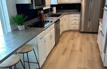 6BR Dream Getaway w Heated Pool & Peaceful Vibe - Photo 18