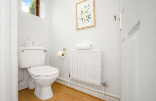 Detached House - Prime Location - Free Parking, Fast Wifi and Smart TVs with Sky TV and Netflix by Yoko Property - Photo 15