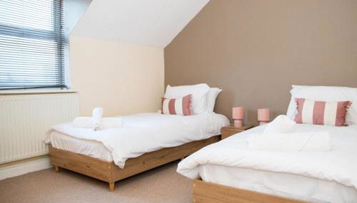 4x Bed Elegant Home with Parking - Photo 2