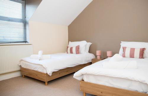 4x Bed Elegant Home with Parking - Photo 2