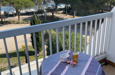 Studio vue port, parking privé, terrasse, clim - Photo 10