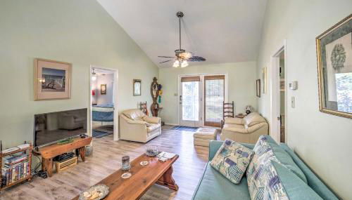 Oak Island Home with Yard Less Than 1 Mi to the Beach! - Foto 4