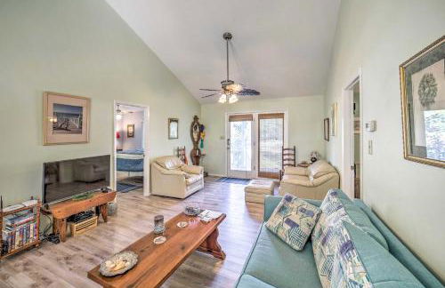 Oak Island Home with Yard Less Than 1 Mi to the Beach! - Foto 4