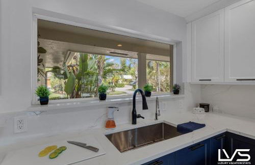 New Royal 80ft Waterfront Wlk2Beach HotPool Spa KitchenBBQ - Foto 44