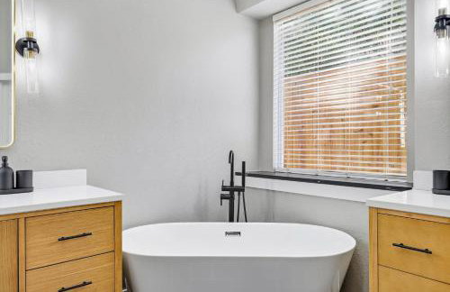 5BD 2BA Vacation Retreat w Pool Hot Tub & BBQ - Foto 24