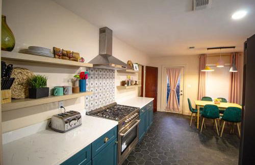 Private home with Hot Tub & Mini Golf & Fun Vibes near downtown Houston - Foto 6