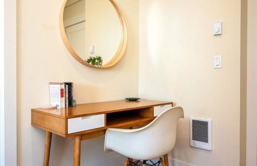 Cozy Laurelhurst Retreat - Photo 15