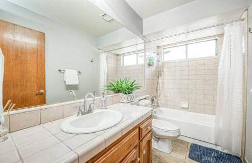 Stylish 3BR/2BA Retreat w/ Pool! Dream Getaway - Foto 40