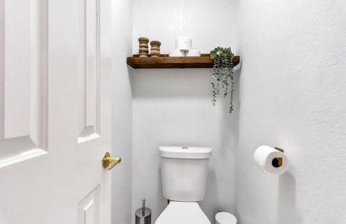 Lakefront Luxe 6BR 4B Home with Pool & Hot Tub - Foto 23