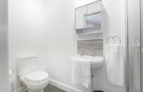 NEW! Stylish 5-Bed Apartment in Stockton-on-tees by Stay With Us, Perfect for Contractors & Large Groups, FREE Parking! - Foto 57