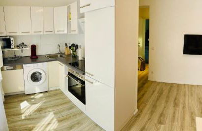 Prime Host Balcony Apartment - Photo 11