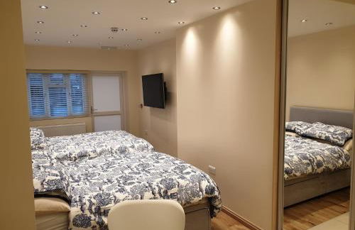 London Luxury Apartments 3 Bedroom Sleeps 8 with 3 Bathrooms 5 mins Walk to tube station free parking - Foto 34