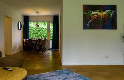 Groß, Modern, Zentrumsnah mit Parkplatz und Garten - Photo 2