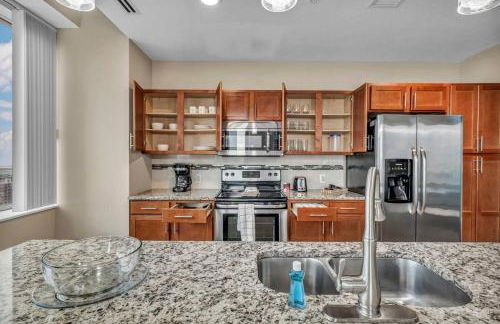 Luxury High-Rise w/ City View | Paid Parking | Gym - Photo 16