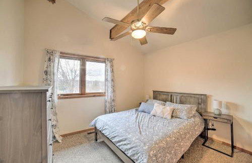 Grand Escape w/ Deck, Game Room, Nature View! - Foto 25