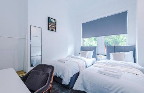 Spacious 5 bedroom house near Leeds City Centre sleeps 12 suits contractors with free parking - Foto 53