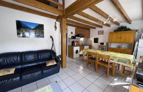 Chalet T4 à Cauterets avec parking et terrasse - FR-1-812-11 - Foto 2