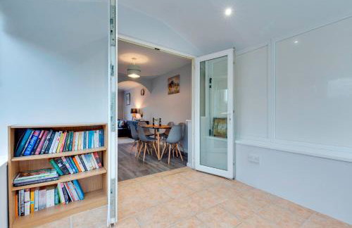 Pass the Keys Spacious and modern house with Free Parking - Photo 52