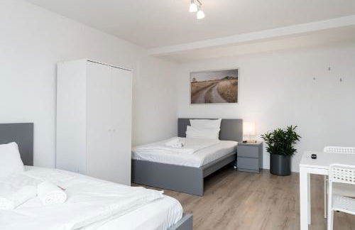 Einfach aber sehr komfortabel - Wohnung für 12 Personen - 2xWC - Gruppen, Messe, Monteure, Studenten - Voll ausgestattet - 6 Betten 140x200cm hochwertig, 3 Smart-TV 55 Zoll Netflix, 1000 Mbit WLAN, voll ausgestattete Küche - Foto 13