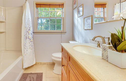 Near Beaches, Base and Bay! Hampton Home with Backyard - Foto 17