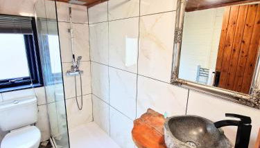 Otter 3 Lodge -Jungle Inspired -Dog Friendly -Private Hot Tub -Warminster-Bath-Salisbury - Foto 4, Shower