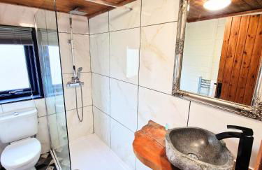 Otter 3 Lodge -Jungle Inspired -Dog Friendly -Private Hot Tub -Warminster-Bath-Salisbury - Foto 4