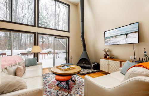 3Br 2Bath Midcentury Ski Chalet with Hot Tub & Kids' Loft - Photo 1