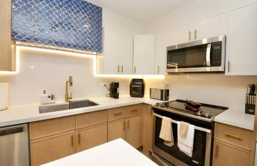 Luxury Oasis Getaway w/pool 15 mins from beach - Foto 44