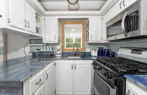 Charming 1BR Waterfront Retreat with Private Patio - Foto 11