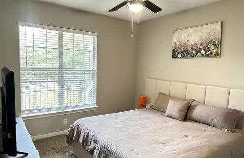 Comfortable 2BR Getaway Close to The Woodlands - Foto 18