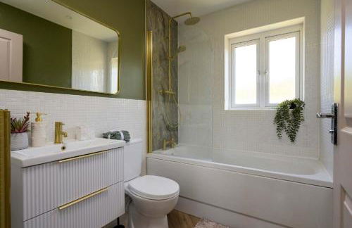 Modern Home on Edge of Cotswolds Private Parking - Photo 20