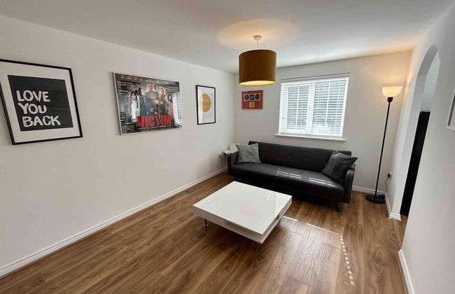 1-bed Apartment in Greater London Next to Station - Photo 1