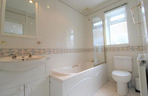 Spacious bungalow - private secure garden - sleeps up to 6 - Photo 7