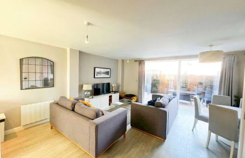 Deluxe Apartment near Cabot Circus w Parking sleeps 5 - Foto 1