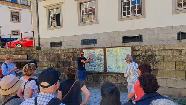 Escutando as explicações do guia