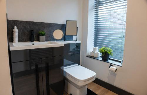 High End Contractor Apartment - 5 Separate Beds - Free Parking - Foto 17