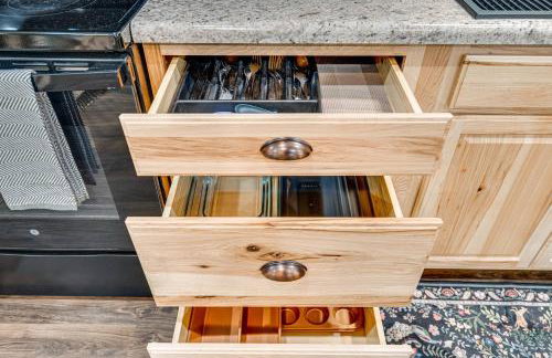 NEW! Shenandoah family & dog friendly cabin - 5 min walk river with private river access, BBQ, playground, fire pit - Foto 60