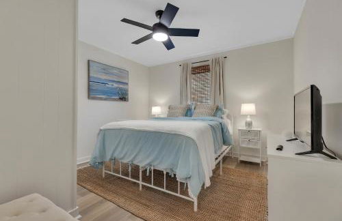 Beachy 3BD Bungalow One Block from Scenic Walkway - Foto 17