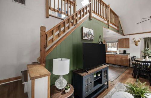 Cozy cabin w hot tub, fire pit & pet-friendly - Foto 10