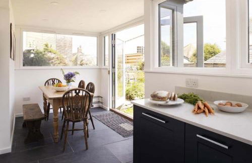 Gorgeous Cottage Parking Short Walk to Beach - Foto 1