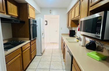 Vintage Apt Private Pool Oasis Sleeps 6 5 Min DT - Foto 34